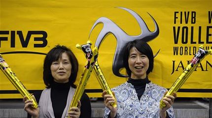 图文:捷克女排3-2意大利 球迷挥舞充气棒