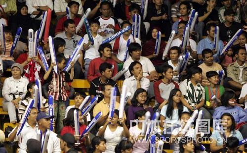 图文:汤尤杯14日比赛花絮 观众挥舞充气棒