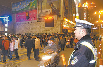 少了充气棒，多了‘平安’夜 从狂欢到宁静的节日转变